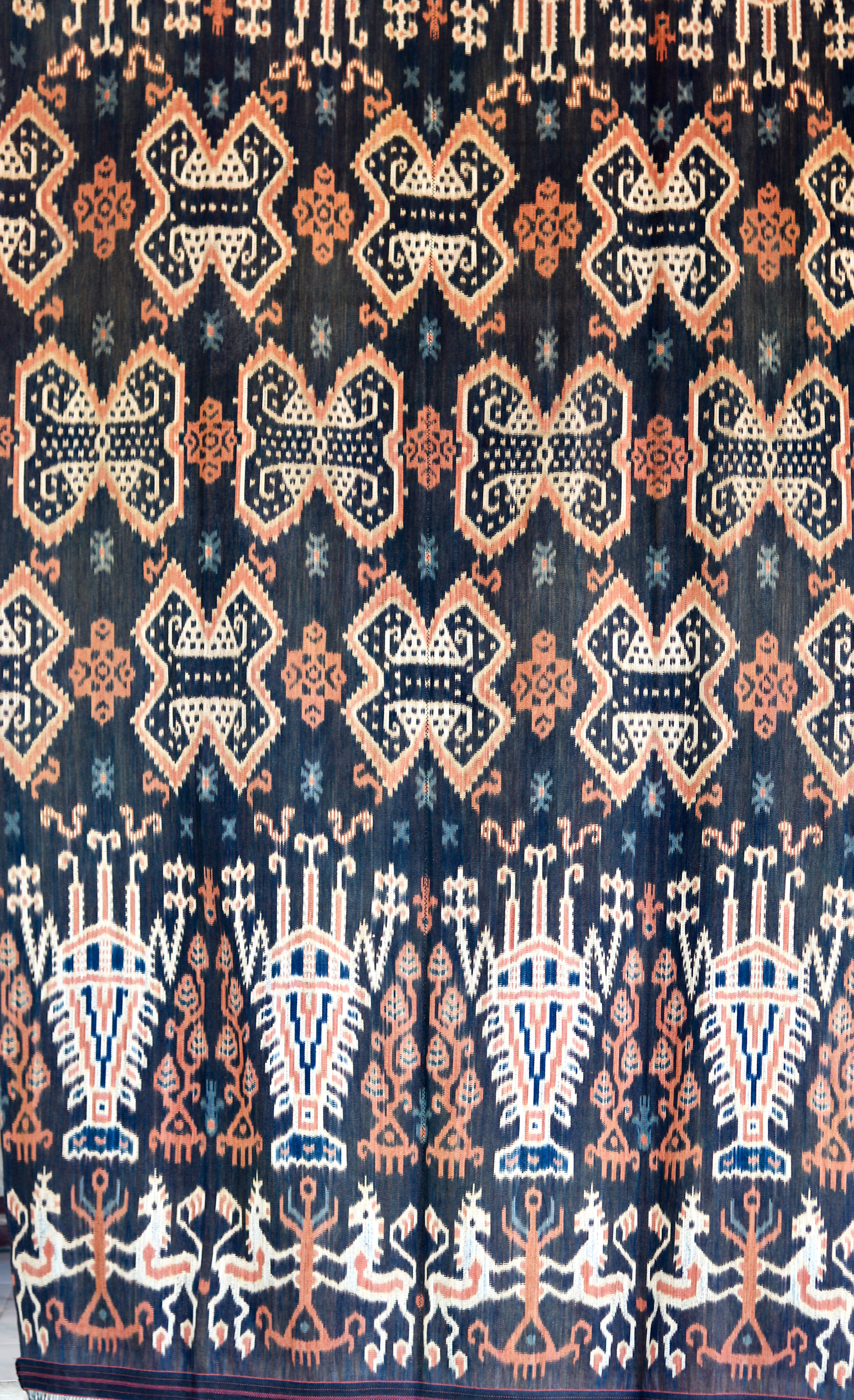 Full hinggi with kurangu shrimp motif band, woven in wora (indigo) and kombu (morinda red), Kambera or Rindi, East Sumba