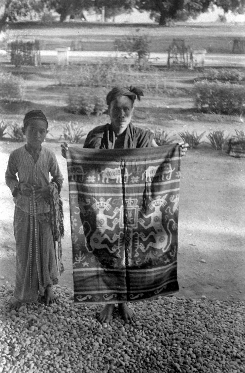 Seller with hinggi kombu cloth with Dutch coat of arms